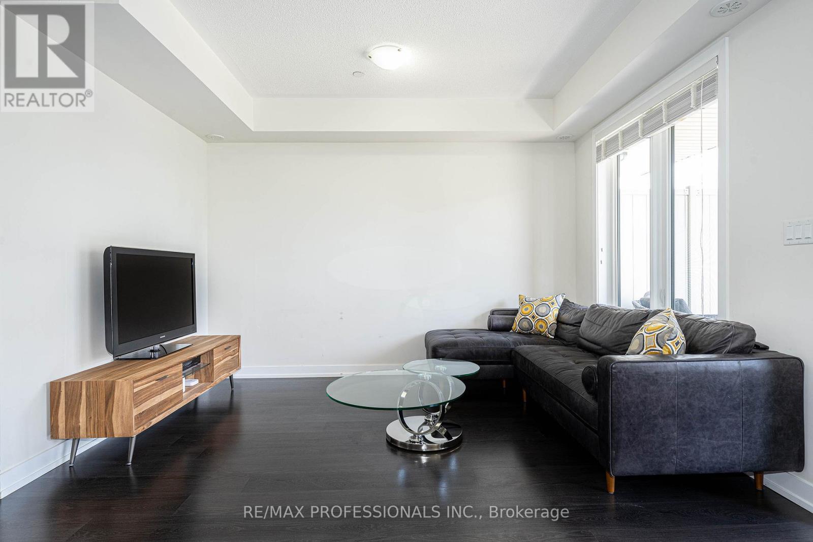 #320 6 DRUMMOND STREET - 20