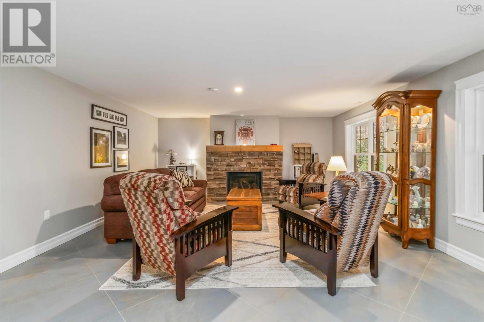 38 ROUNDHOUSE DRIVE - 28