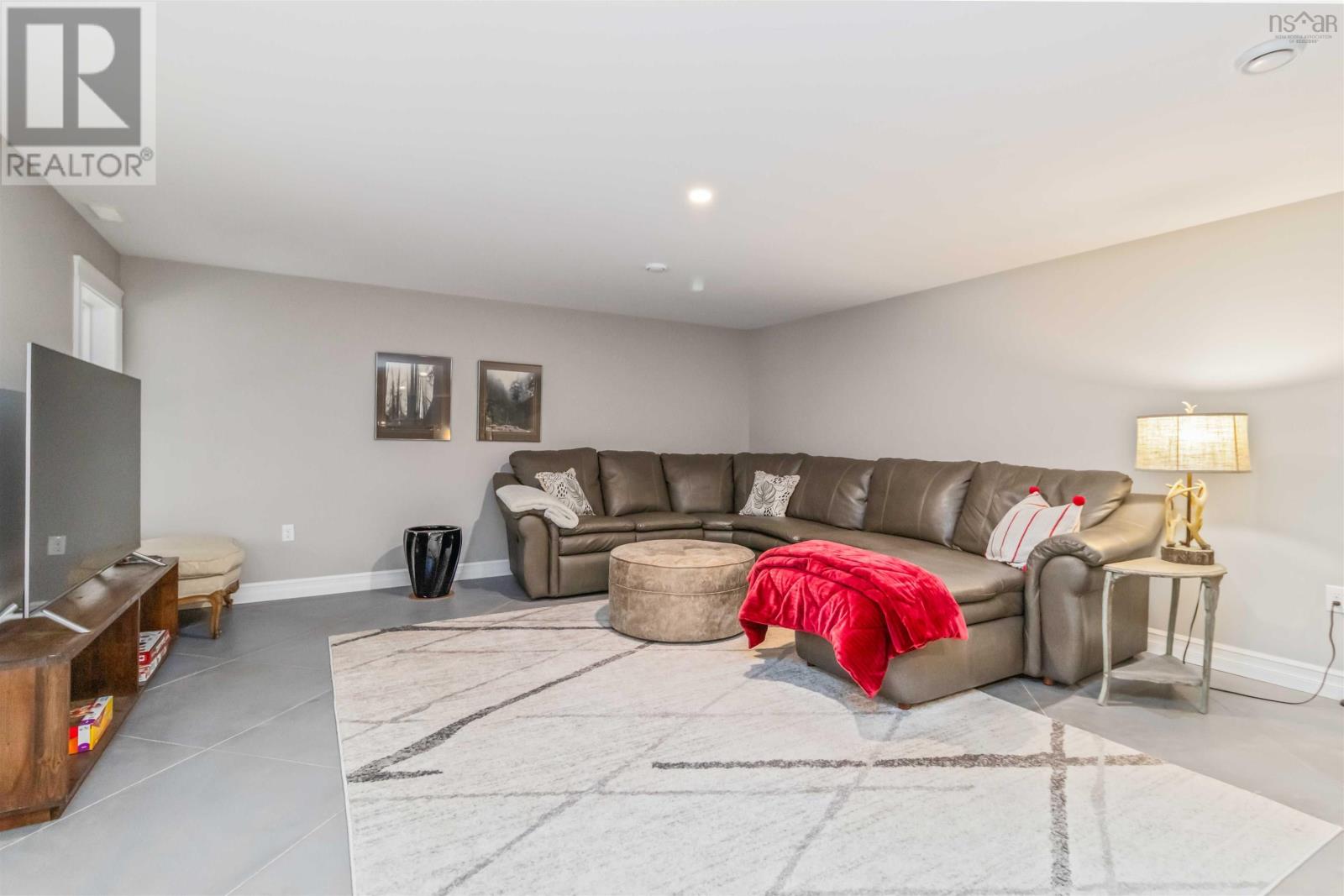 38 ROUNDHOUSE DRIVE - 30
