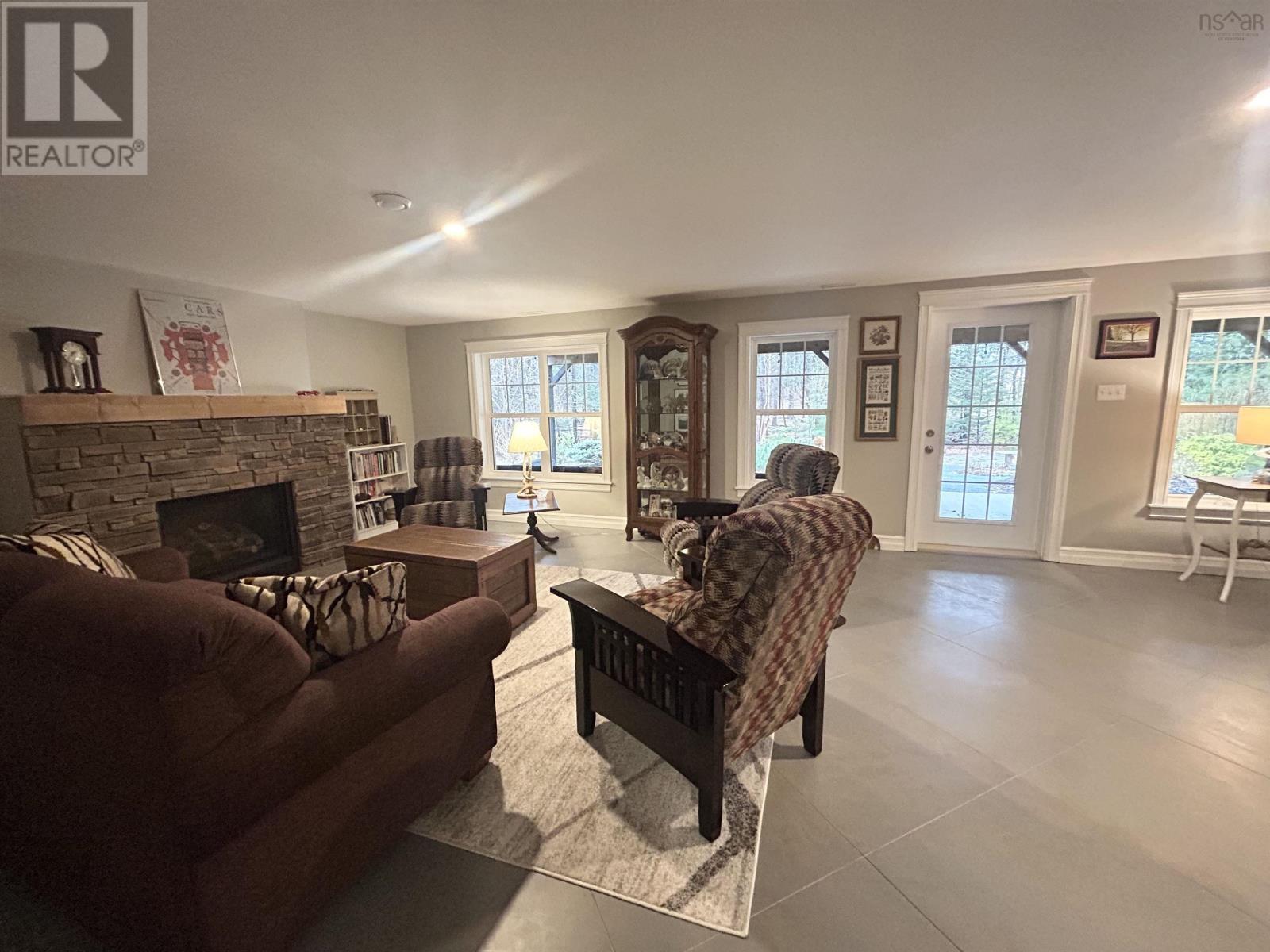 38 ROUNDHOUSE DRIVE - 27