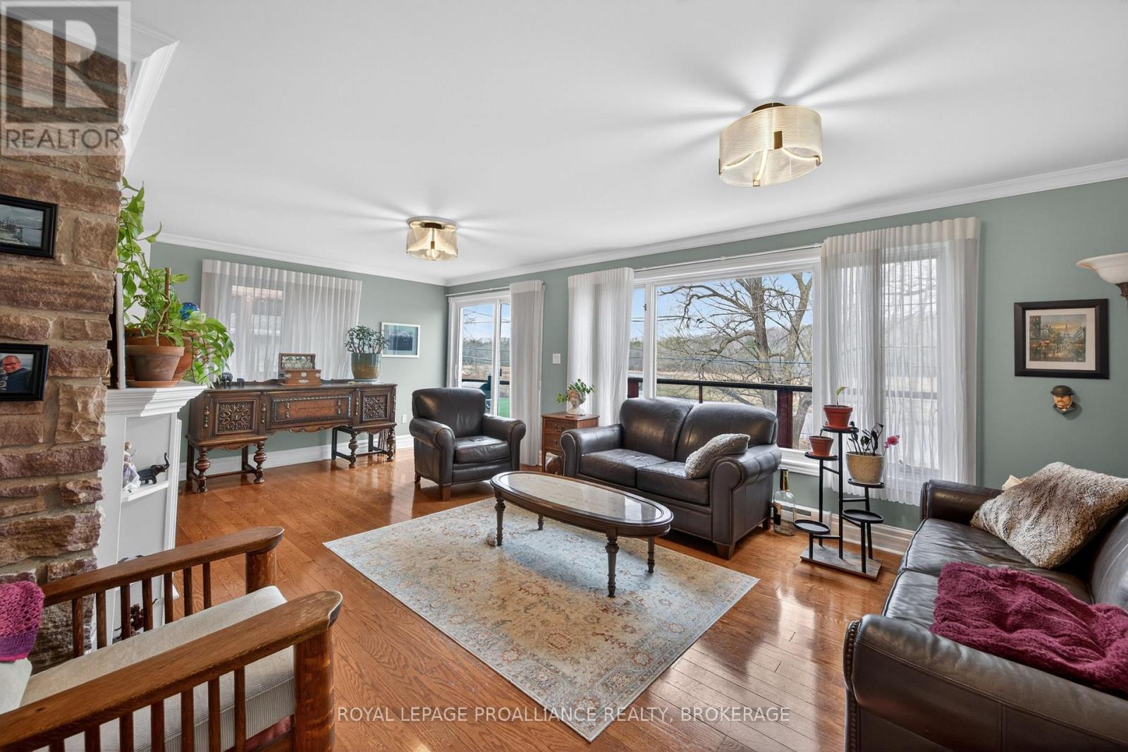 727 AYLMER CRESCENT — photo 4