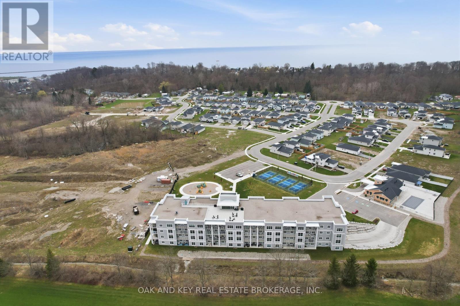 203 - 100 THE PROMENADE — photo 45