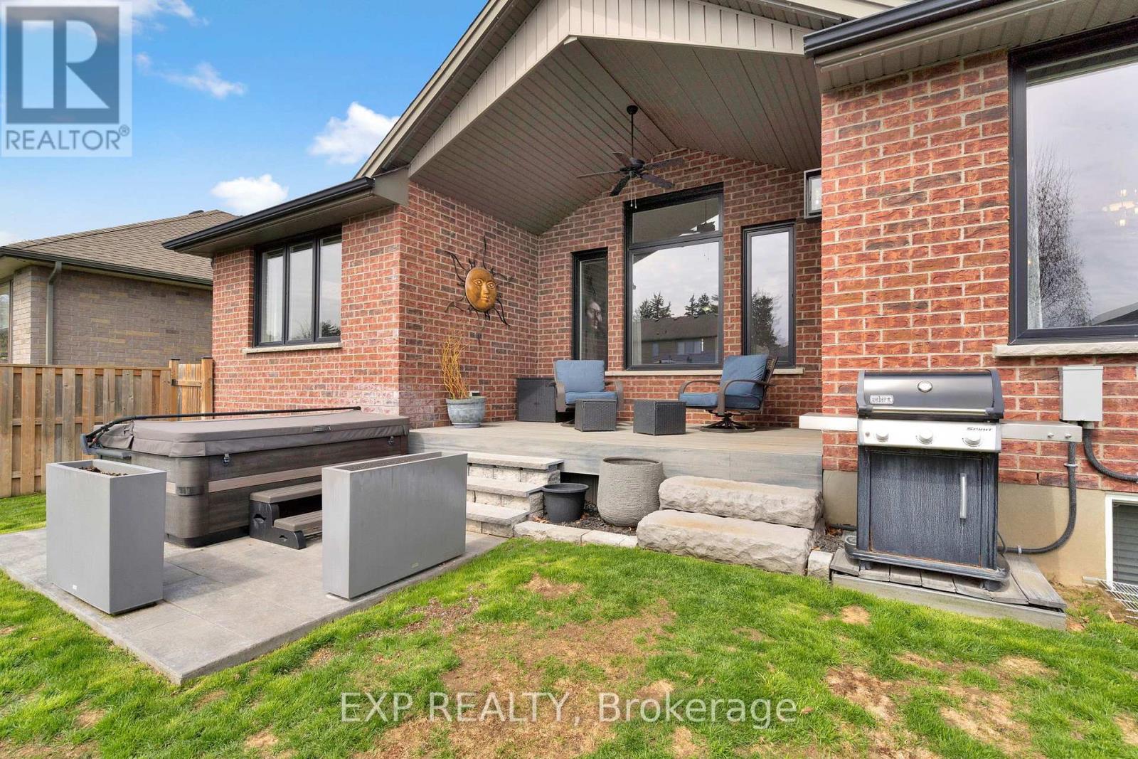 493 BENNETT CRESCENT — photo 39