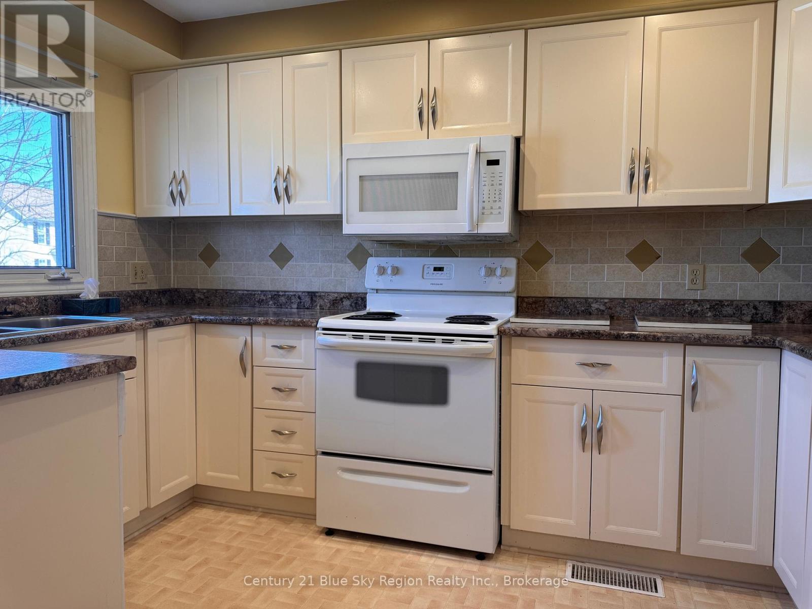 918 DOUGLAS STREET — photo 10