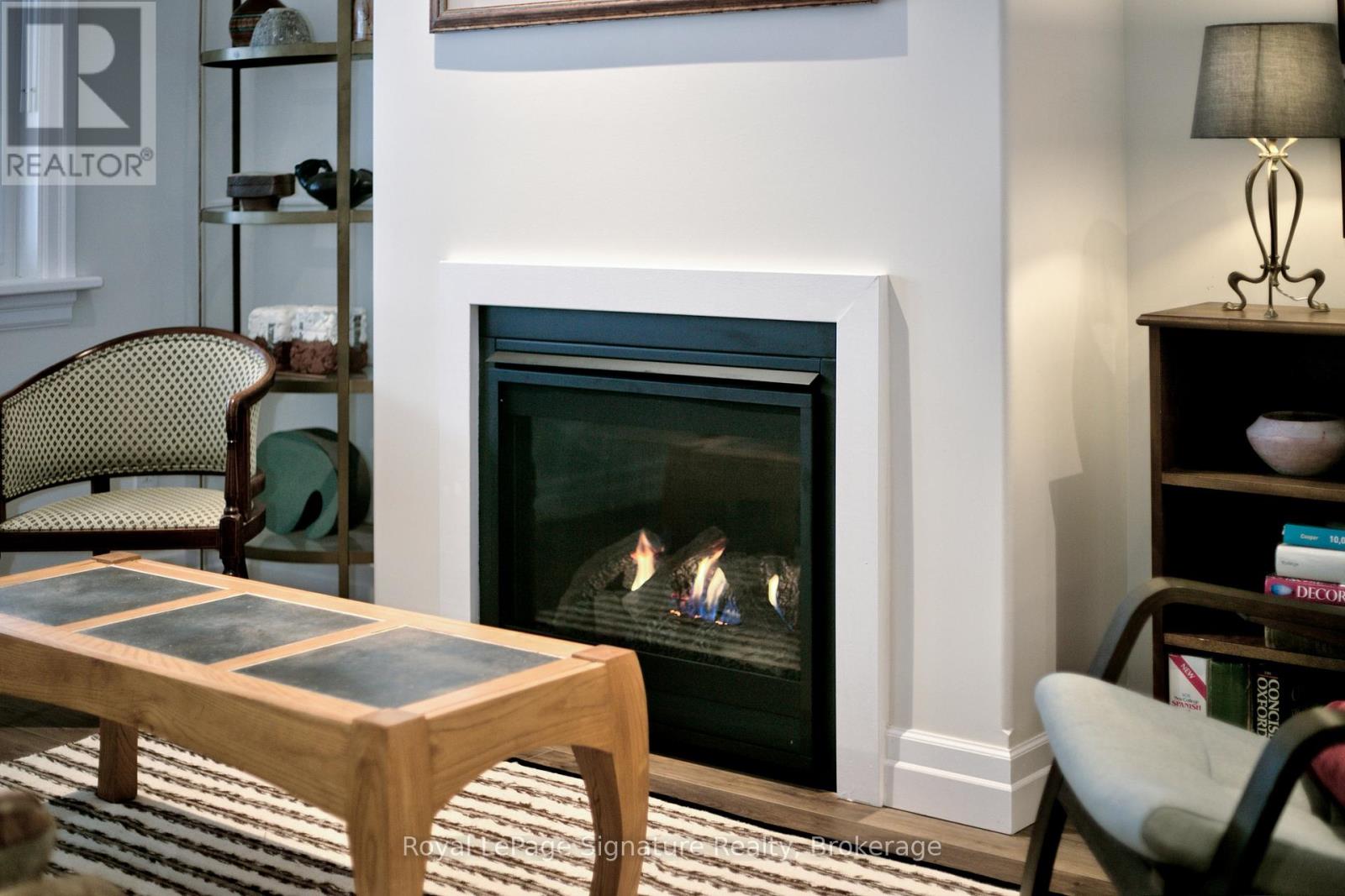 Gas fireplace