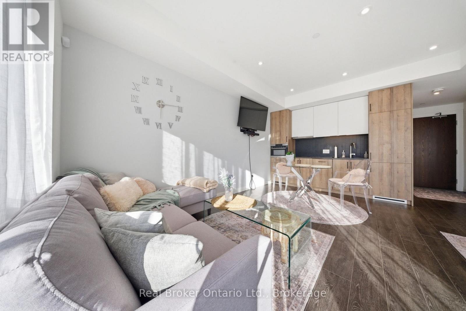 #107 741 KING STREET W - 19