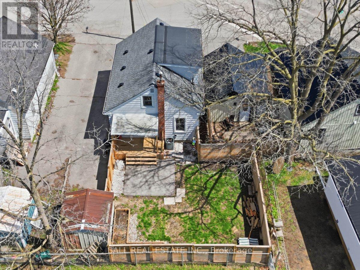 4 HOLDEN STREET — photo 32