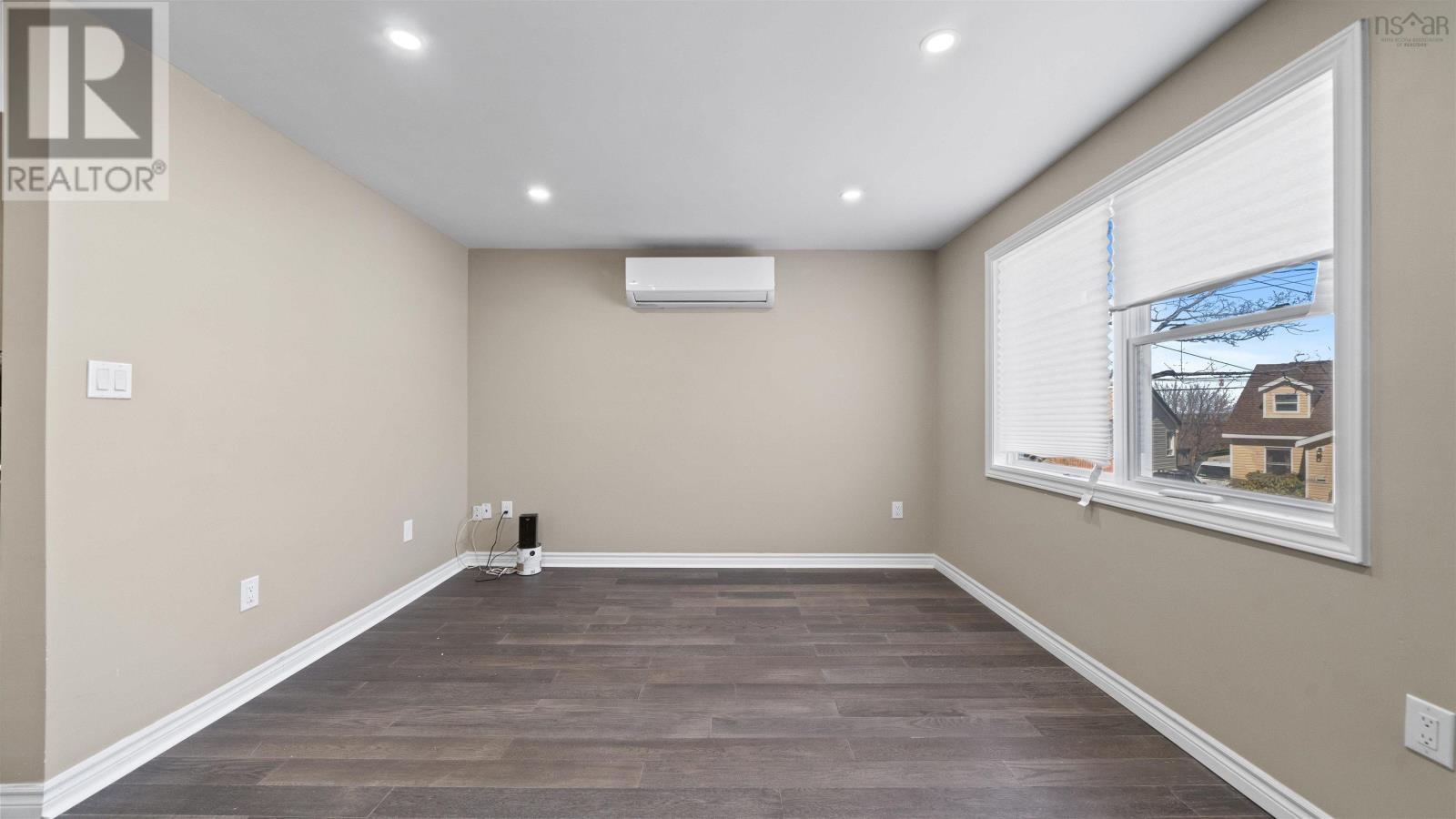 Property 33 of 49 of 3658 Albert Street