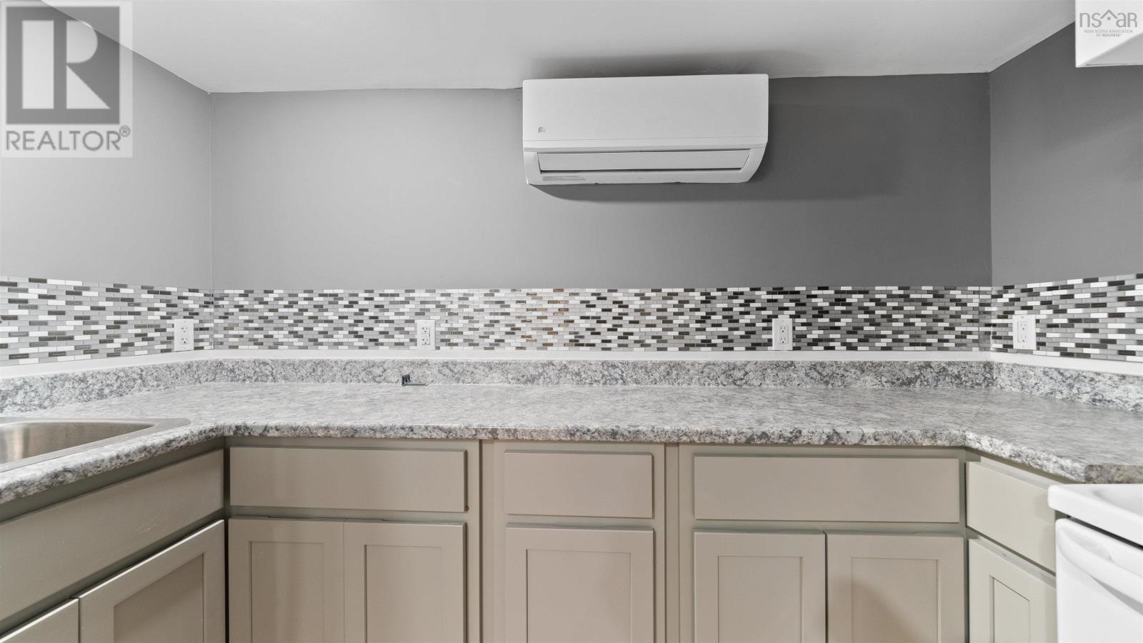 Property 6 of 49 of 3658 Albert Street