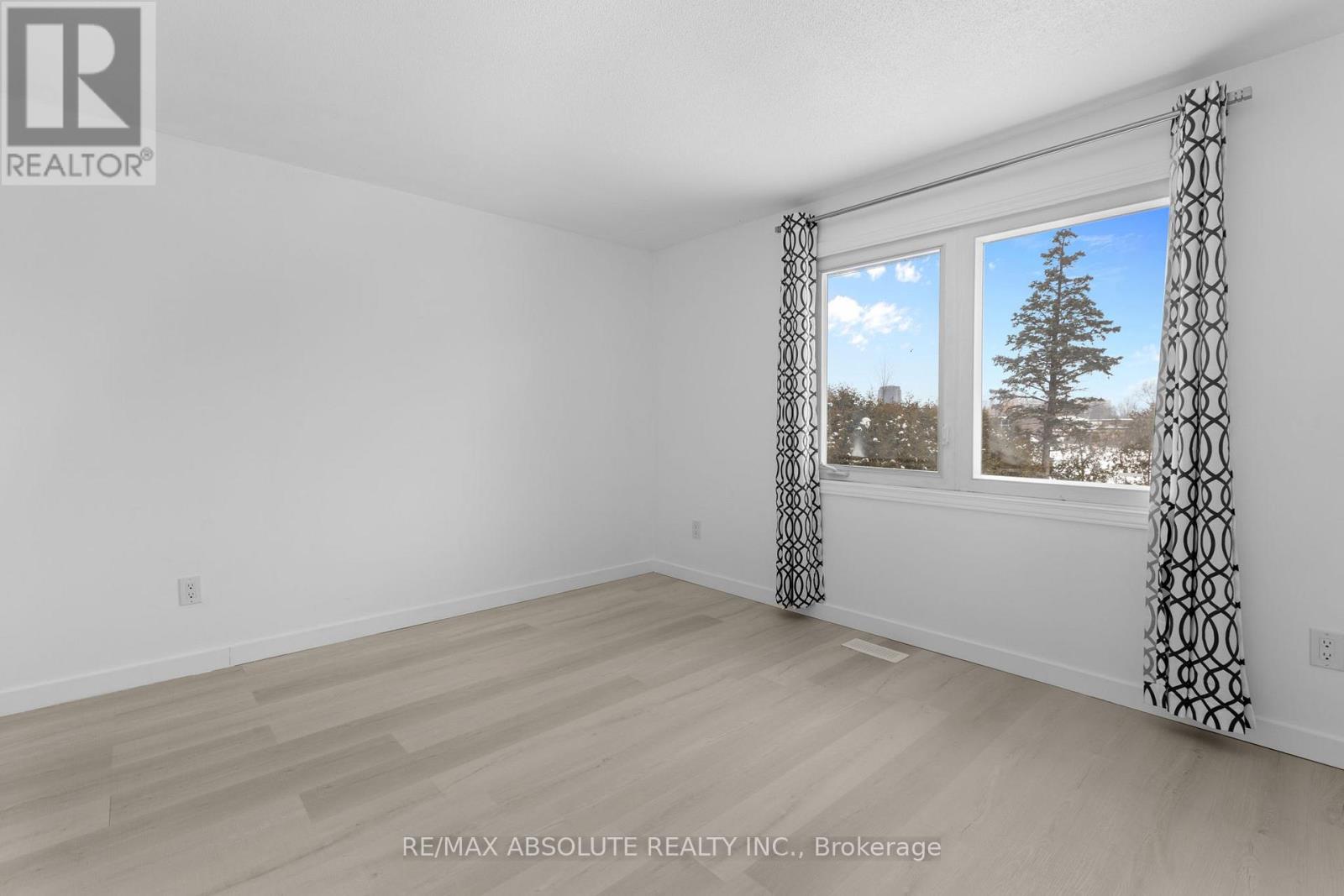 1444 NORMANDY CRESCENT — photo 33