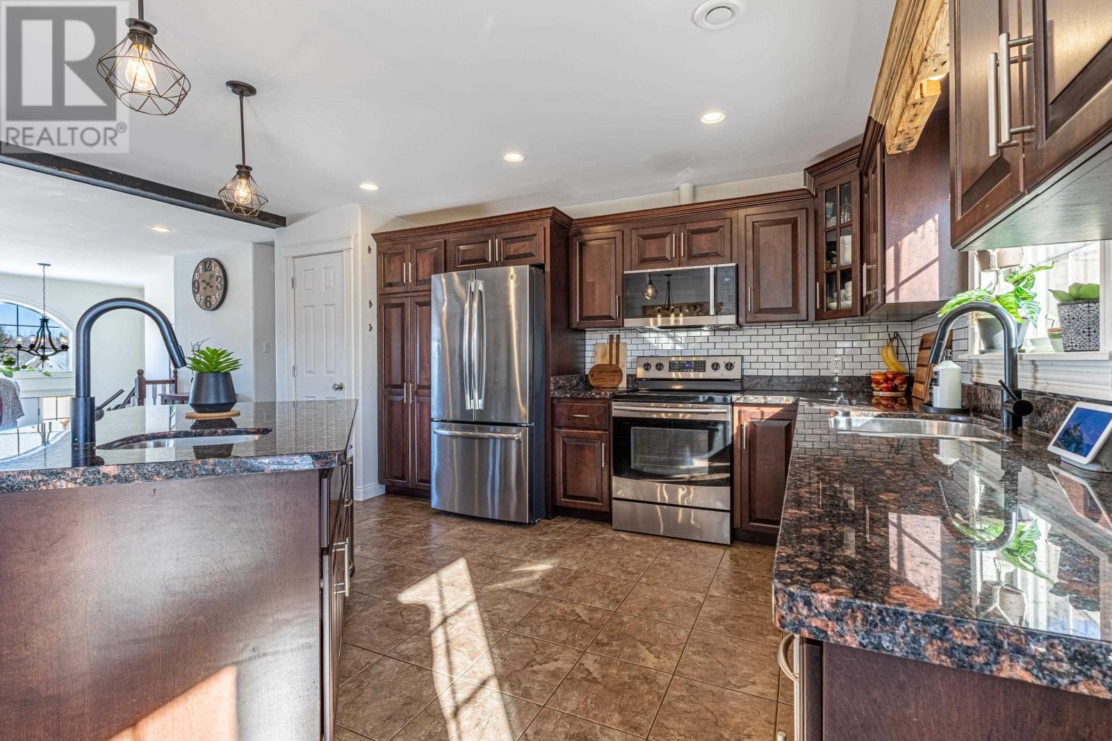 142 ESSEX Crescent - 11