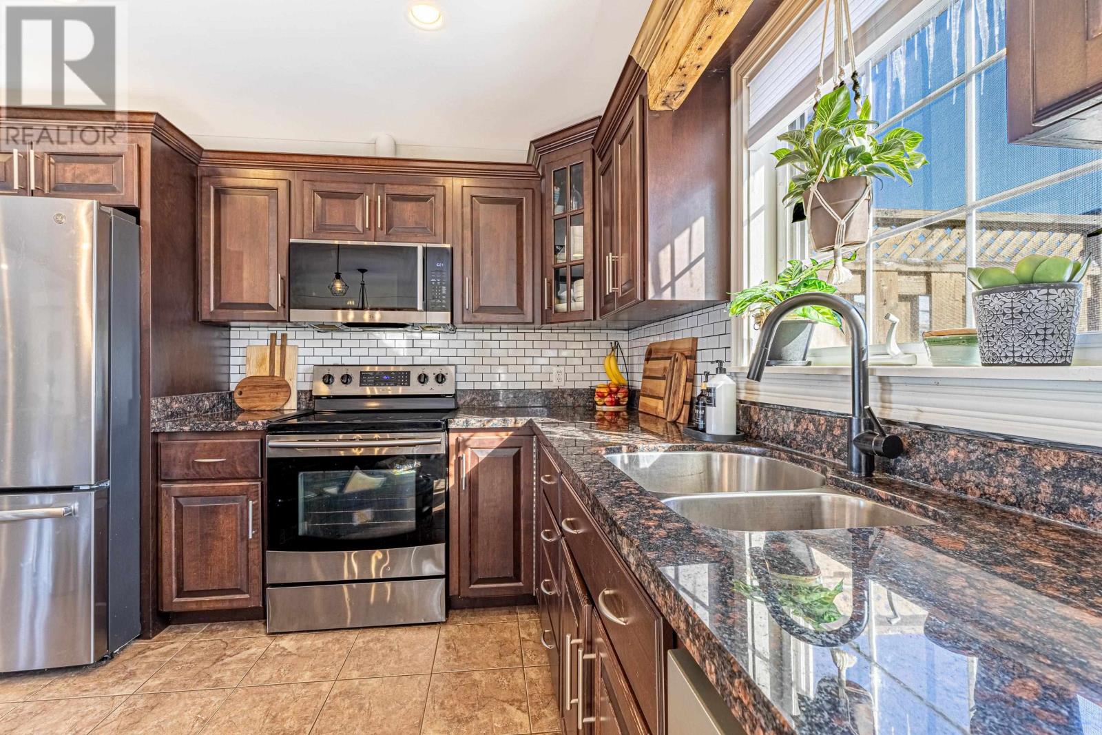 142 ESSEX Crescent - 17