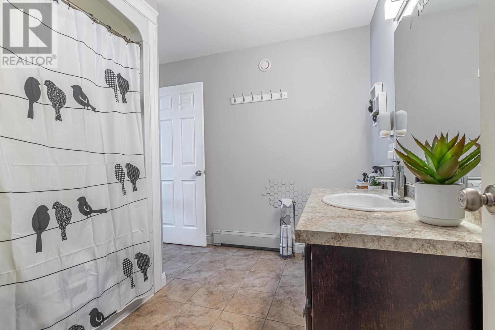 142 ESSEX Crescent - 21