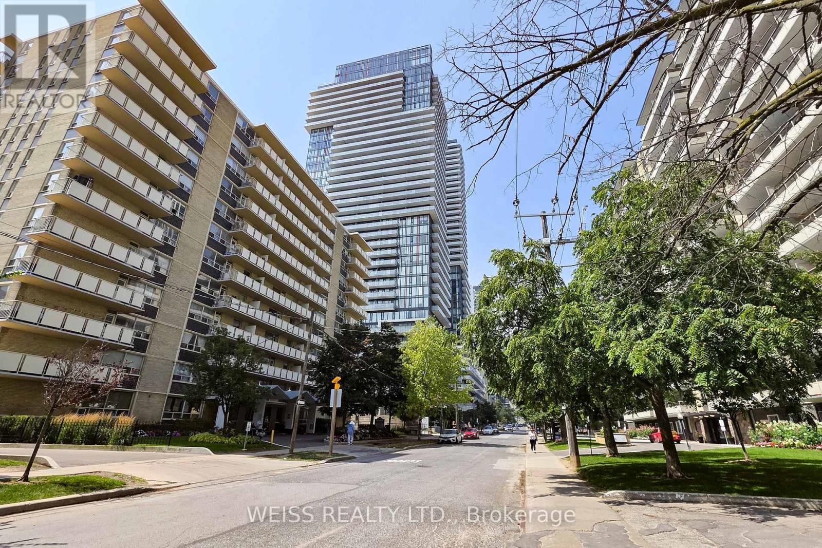 #520 185 ROEHAMPTON AVENUE - 3