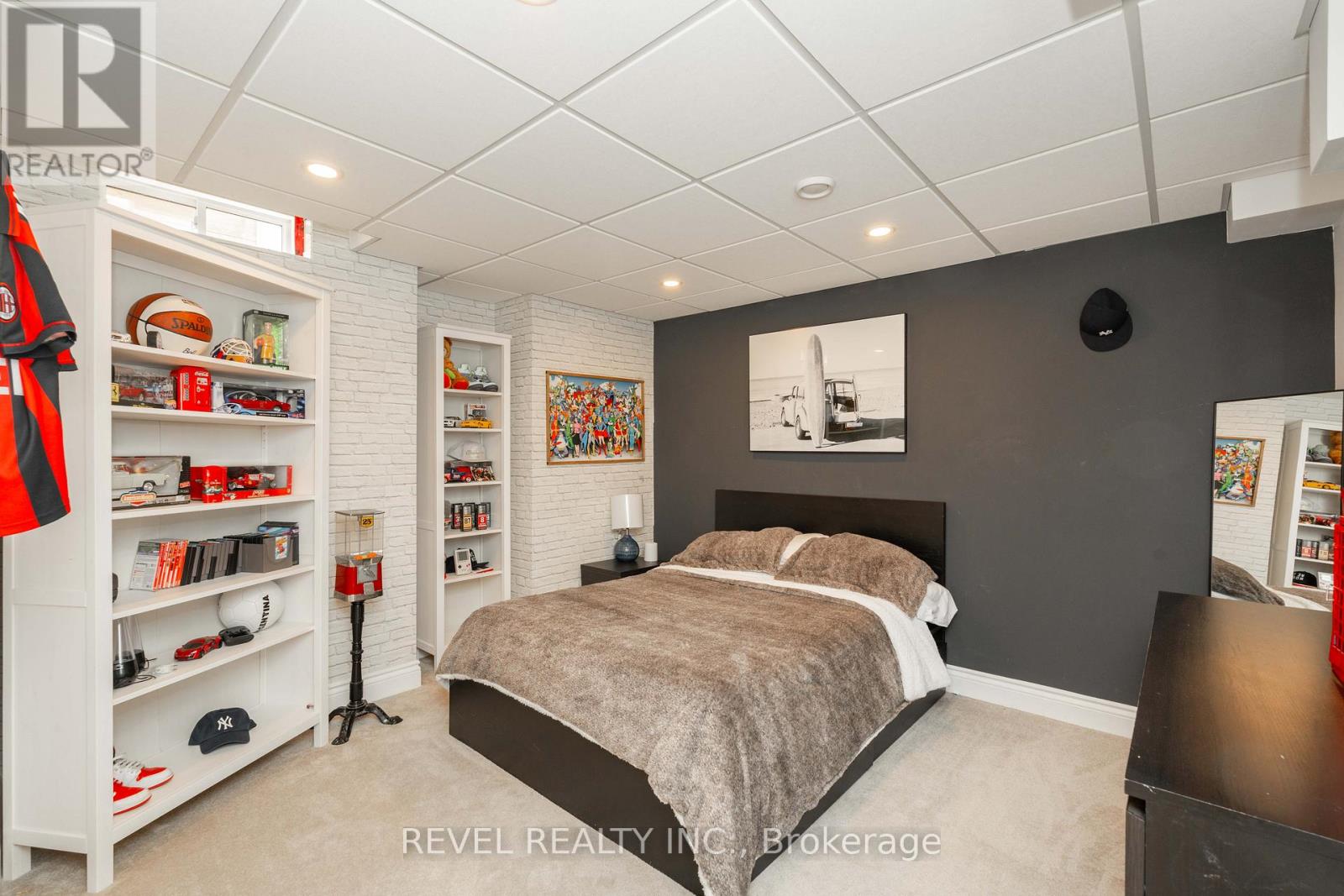 18 JACKSON DRIVE - 24