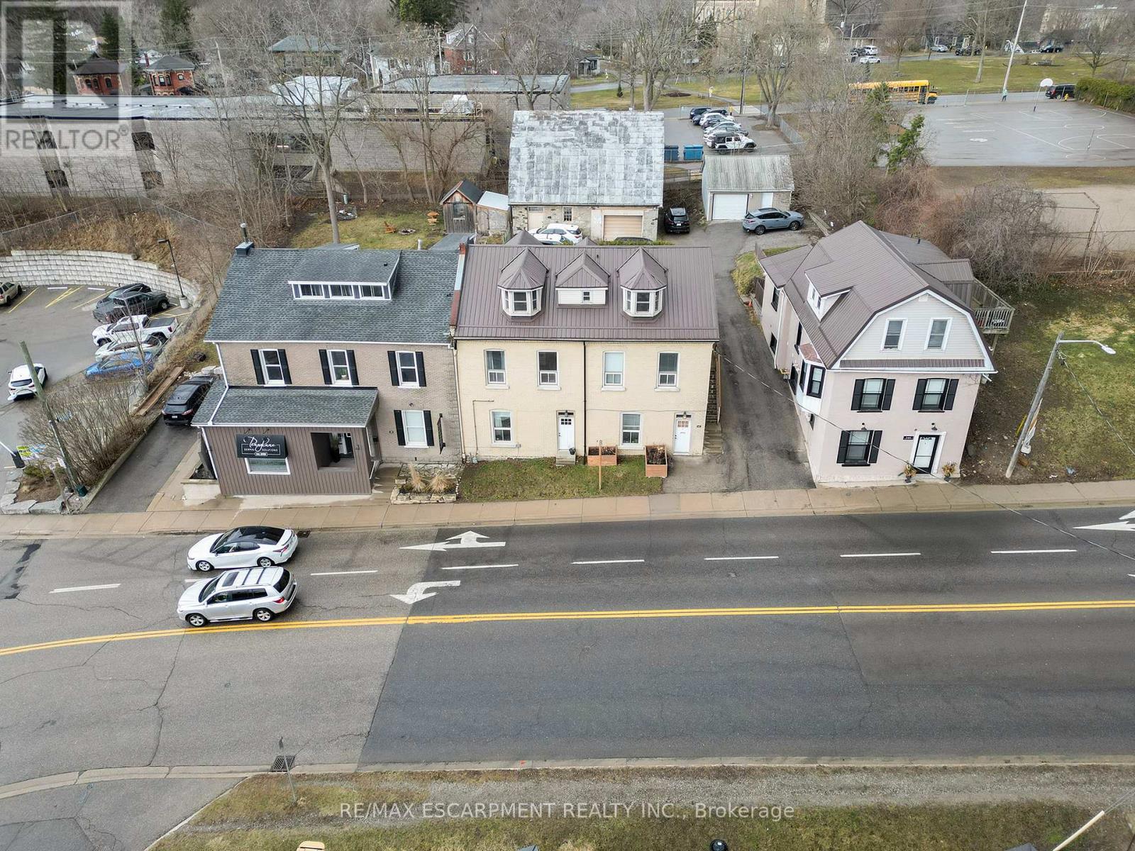 142 GRAND RIVER STREET N - 3