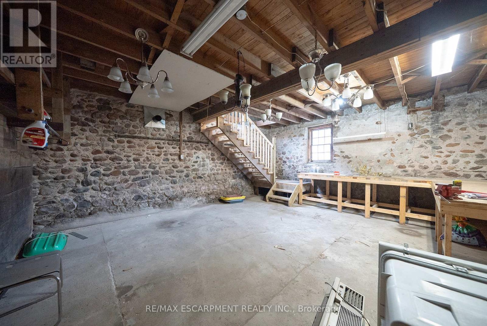 142 GRAND RIVER STREET N - 32