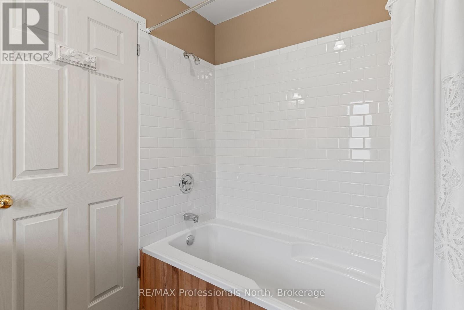 16 HIGHLAND GATE BOULEVARD - 30