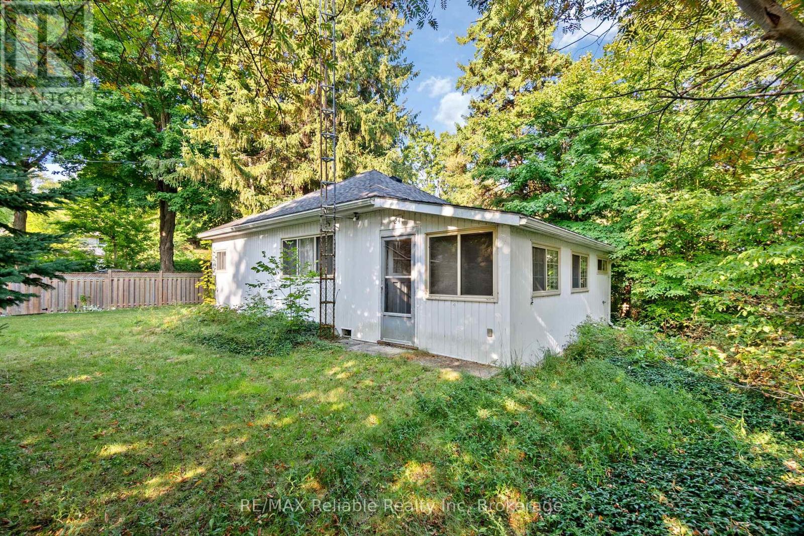 24 HURON STREET N - 1