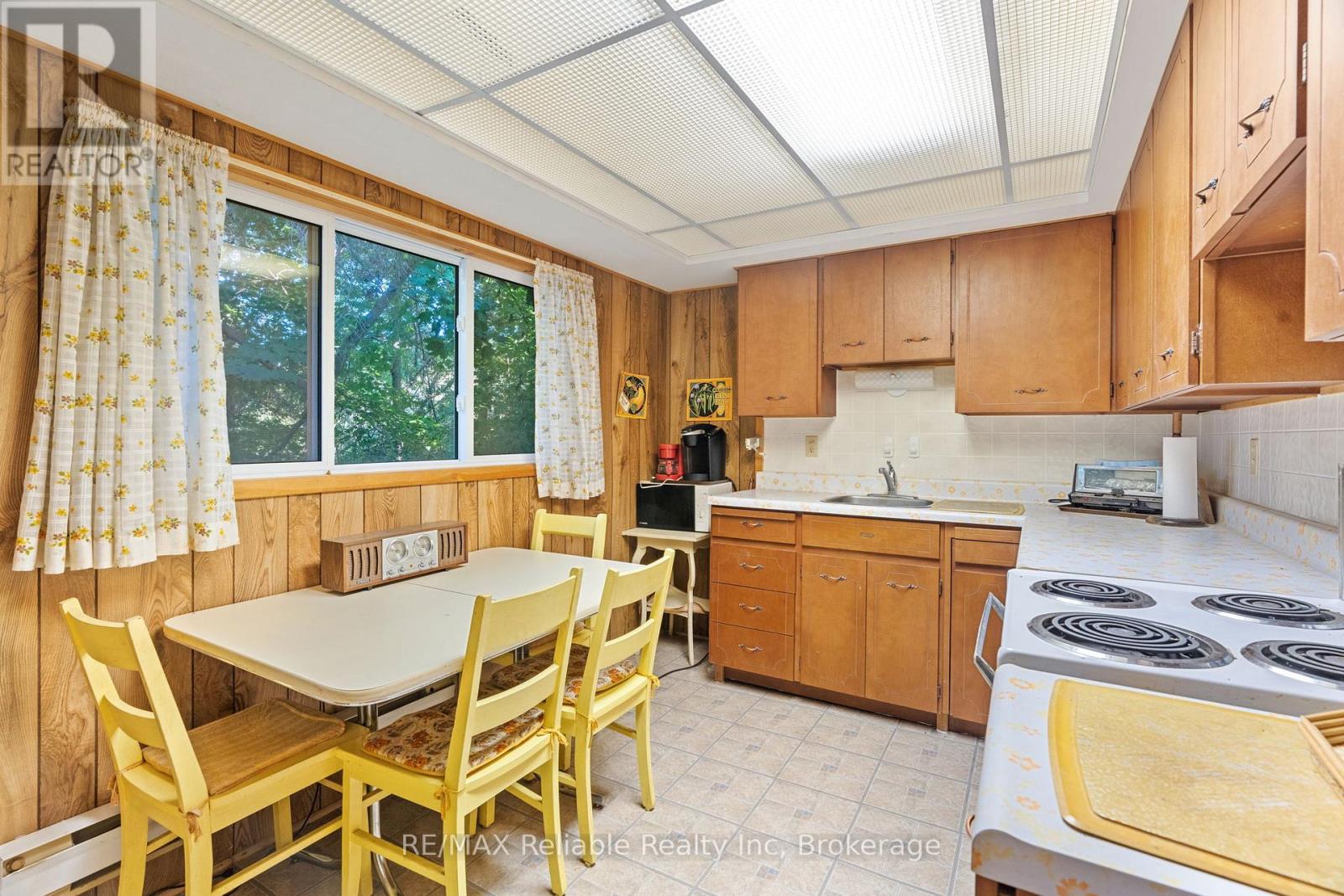 24 HURON STREET N - 15