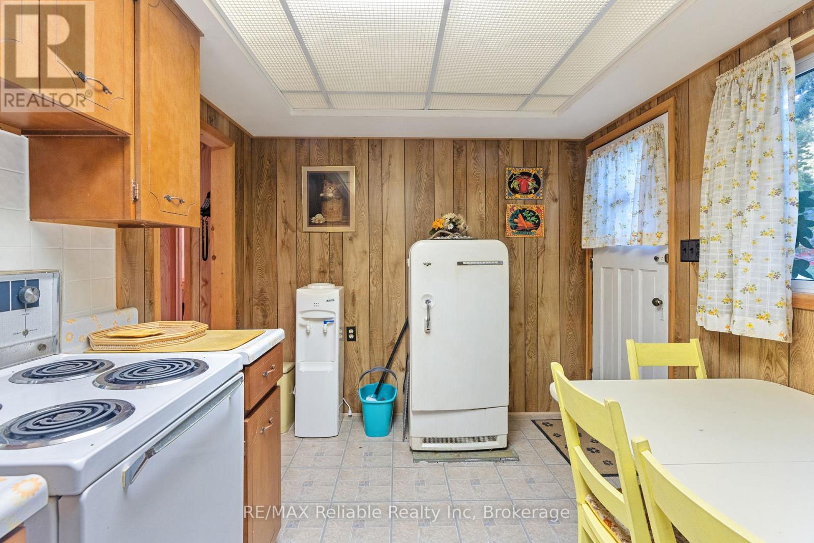 24 HURON STREET N - 17