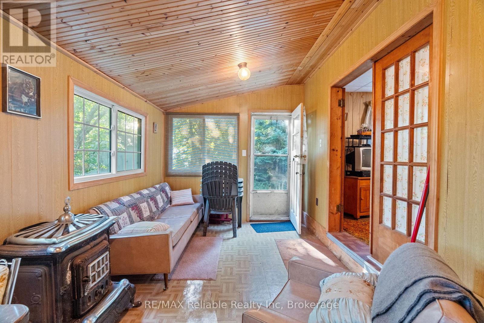 24 HURON STREET N - 6