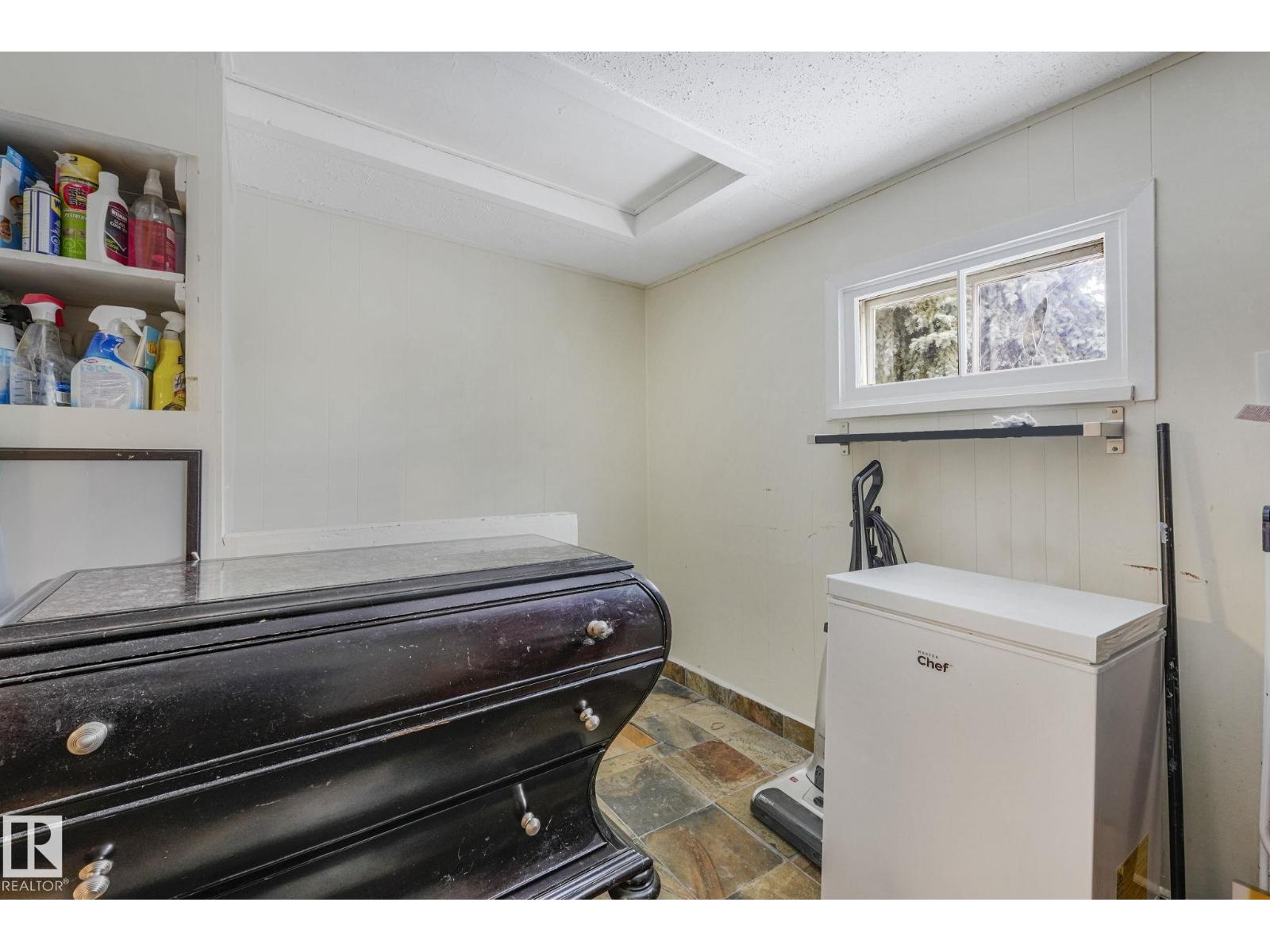 10516 63 AV NW - 34