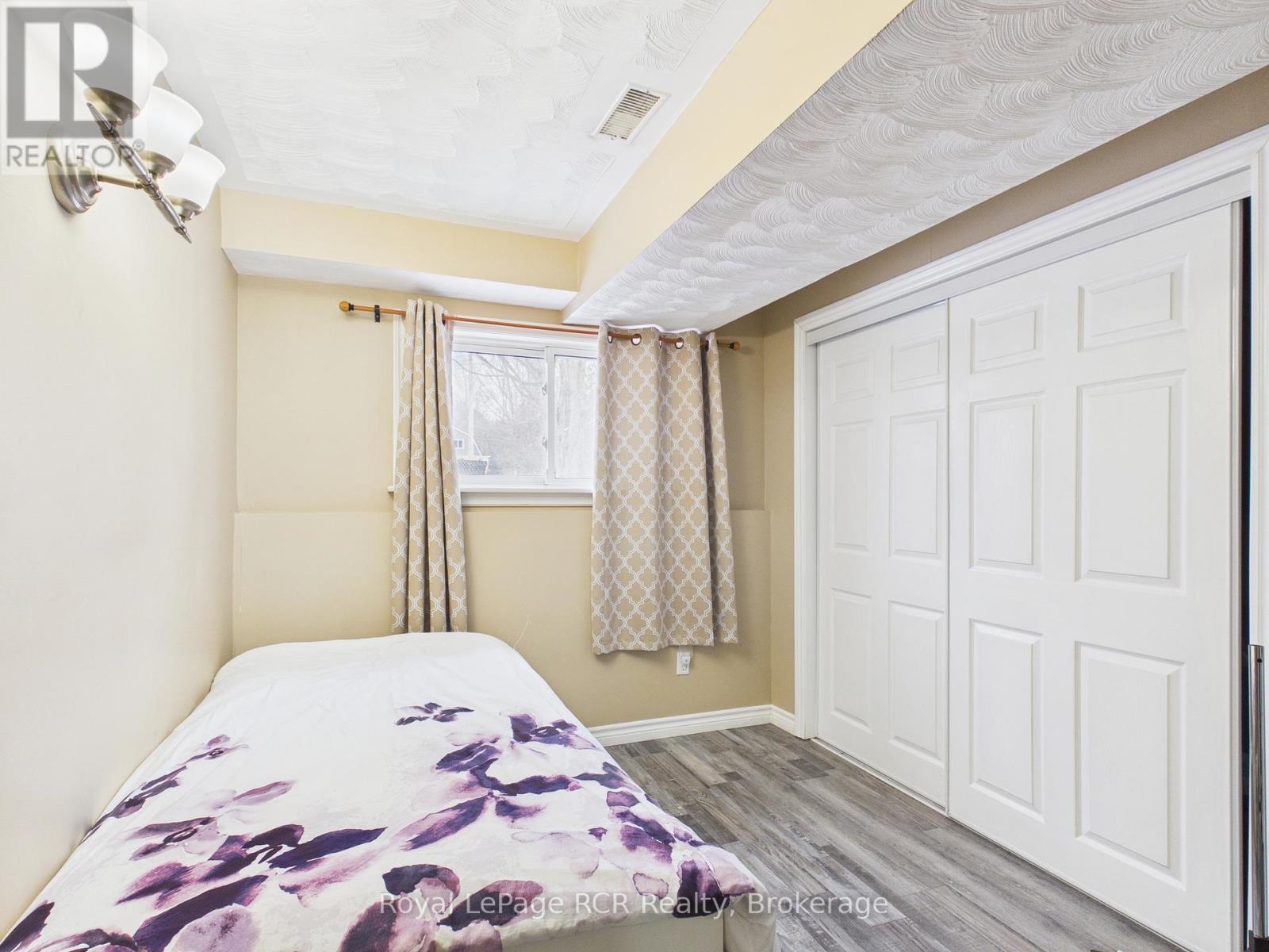 Bedroom w Laundry