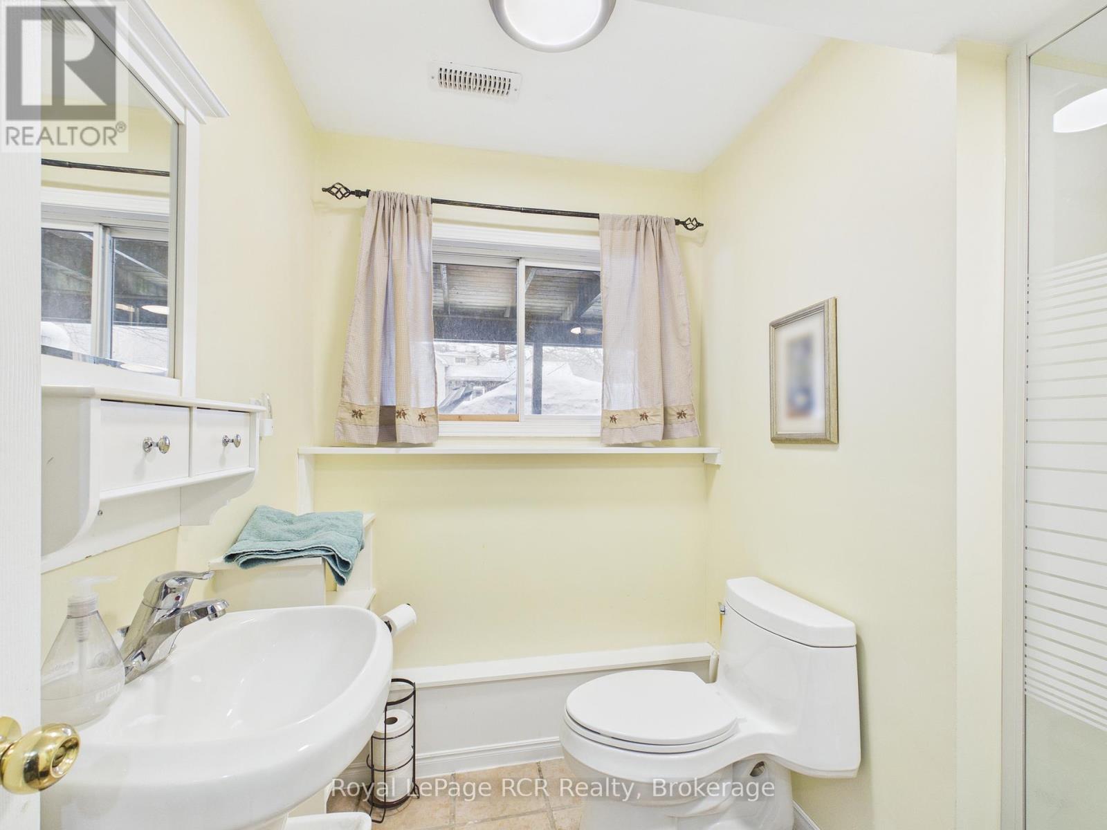 Bathroom (east wing basement)