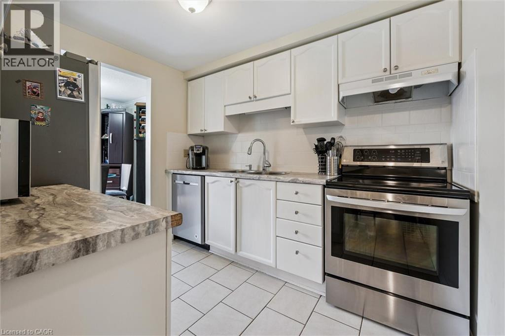 37 EDGEMERE Drive — photo 16