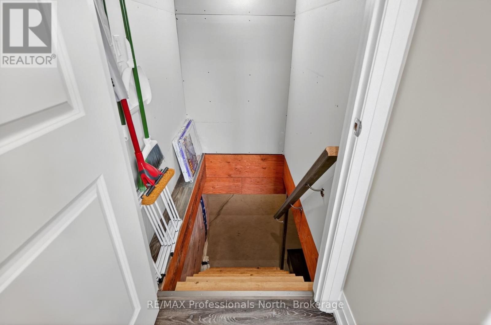 8 BANCROFT RIDGE DRIVE - 33
