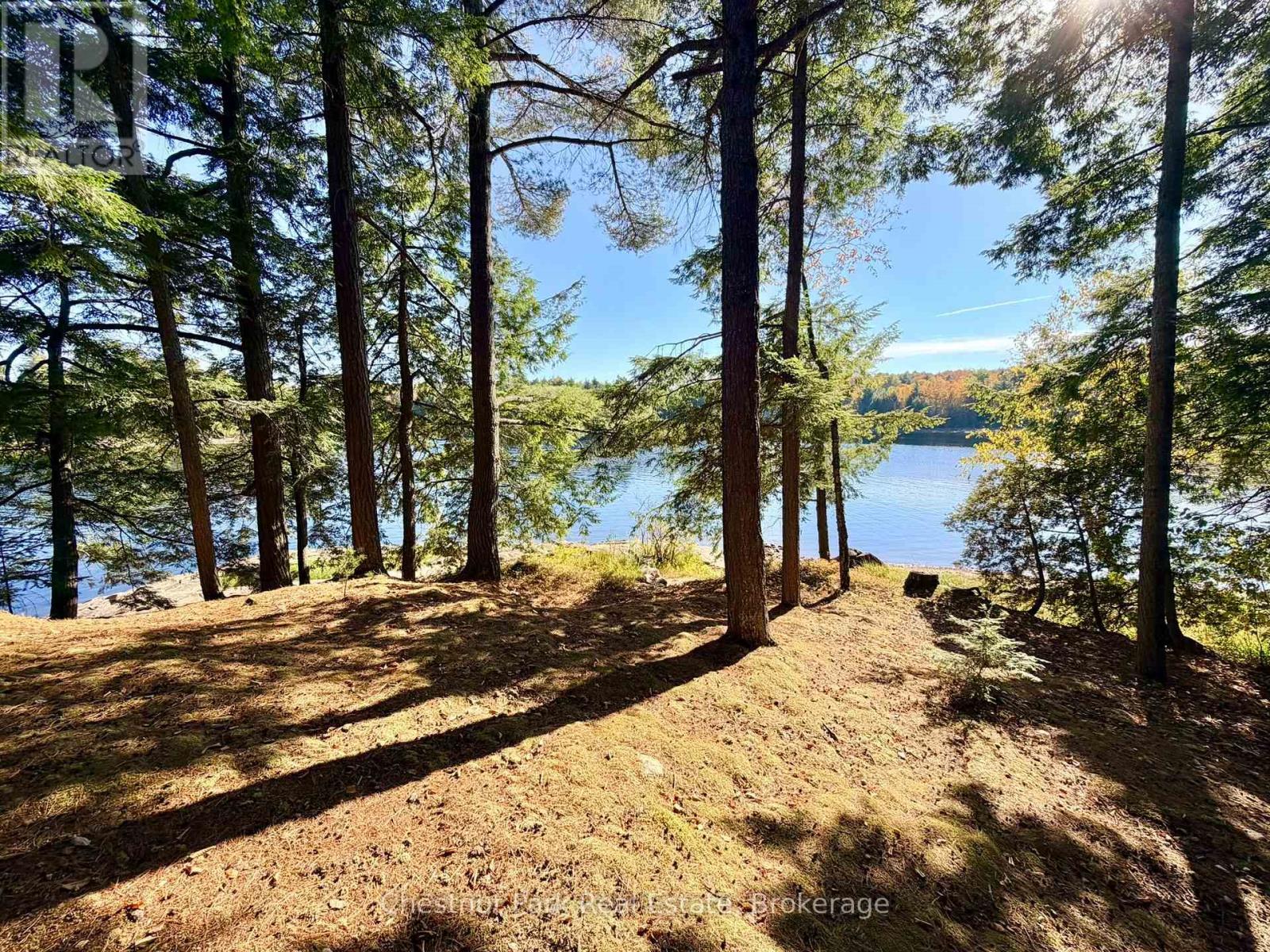 Point of lot between open lake and protected bay