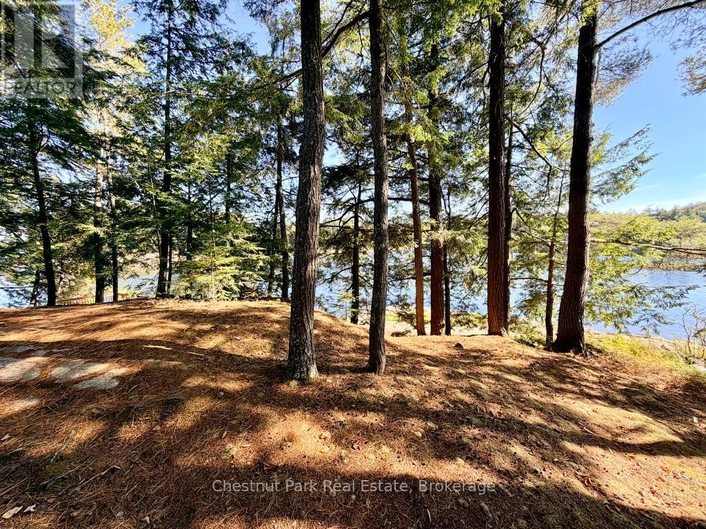 Point of lot between open lake and protected bay