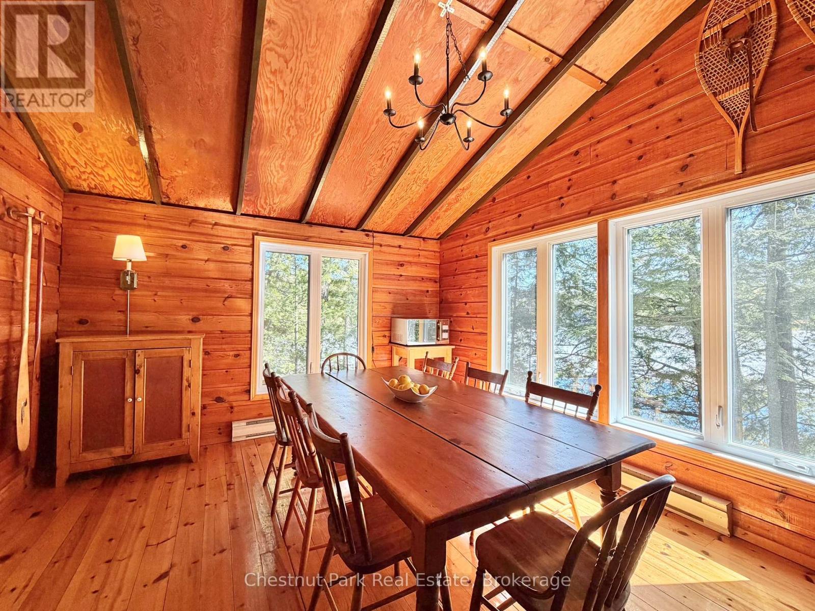 Lg dining room w/ panoramic lake views from point