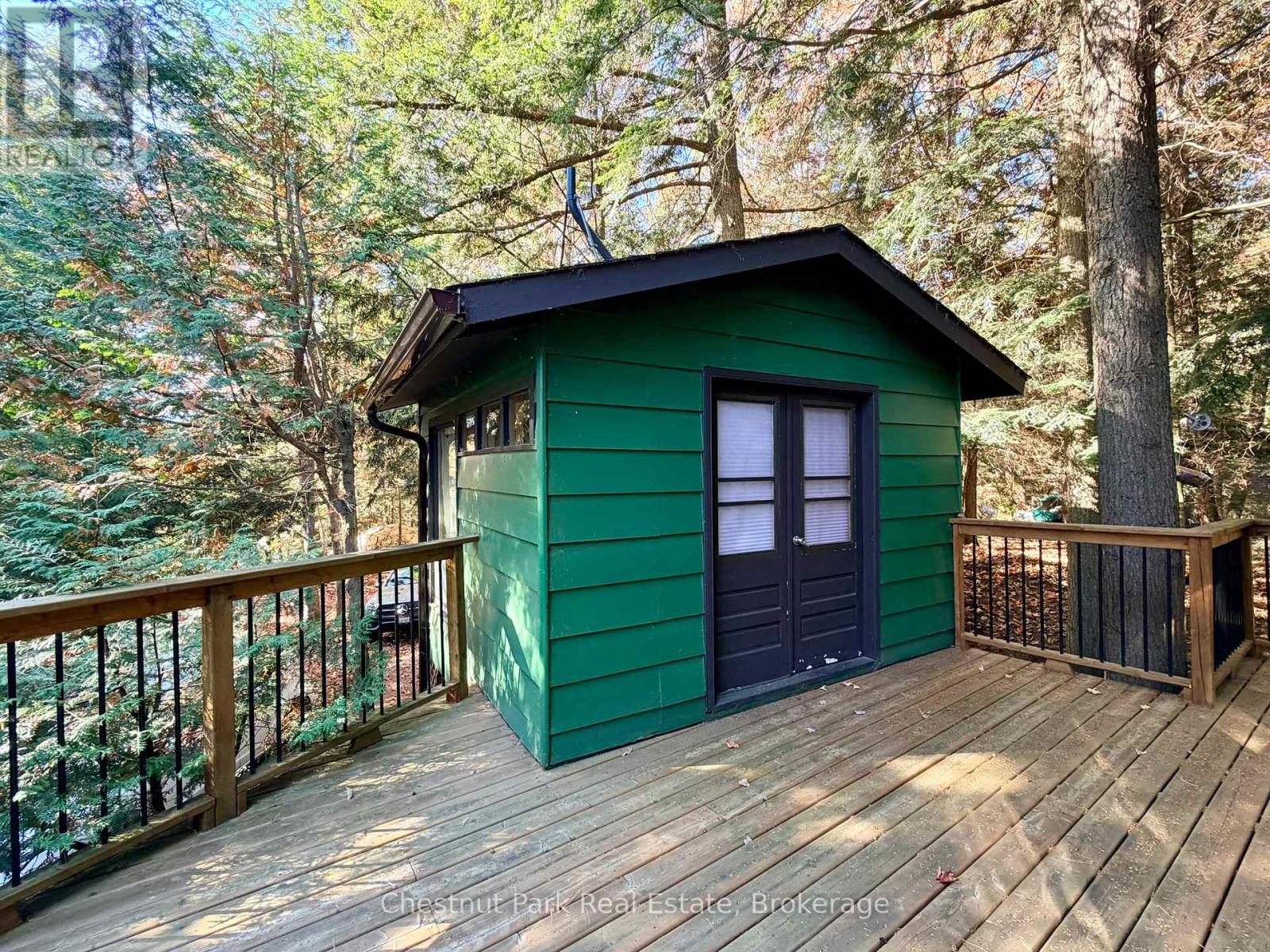 Bunkie conveniently located off back deck