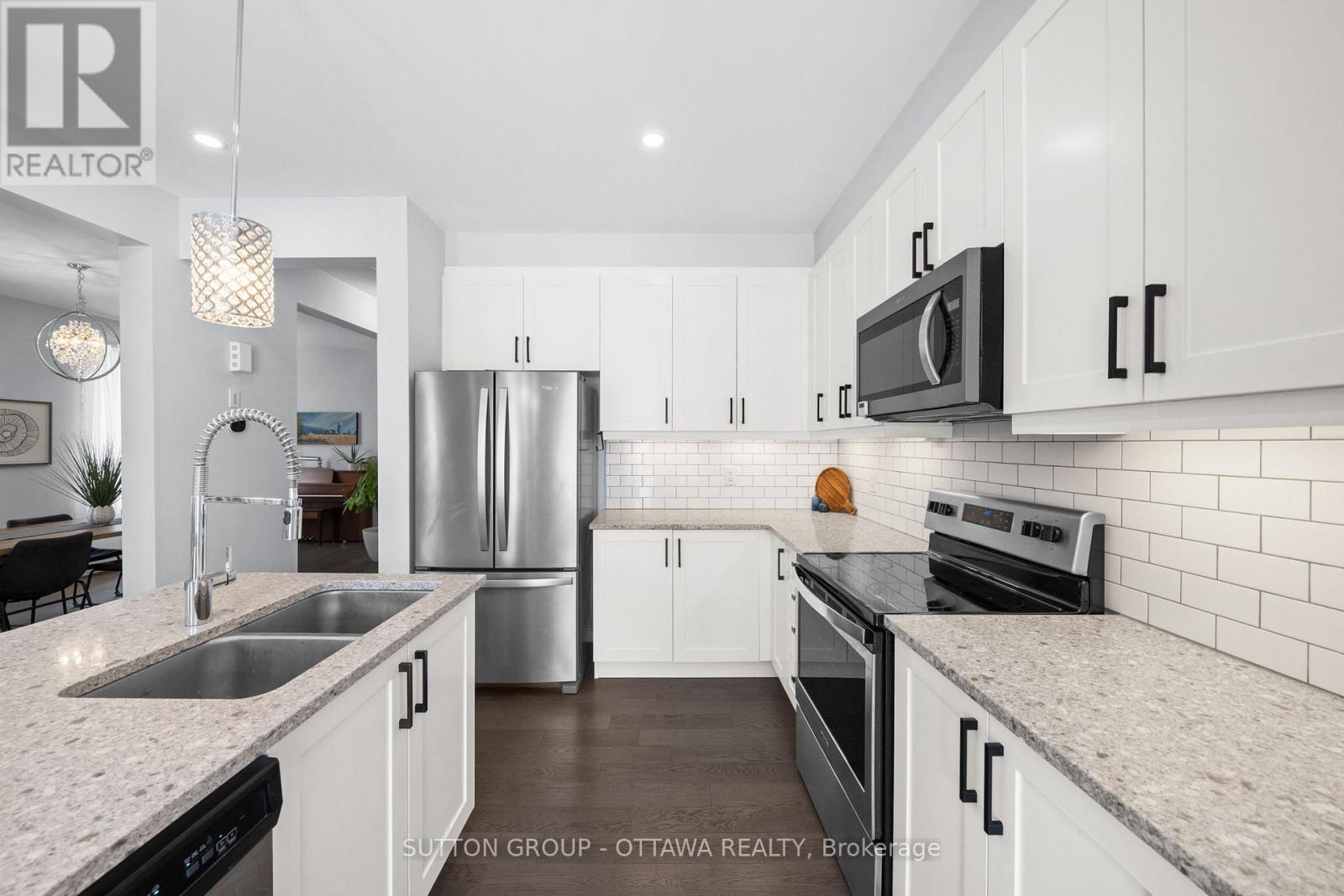 1013 MANEGE STREET - 10