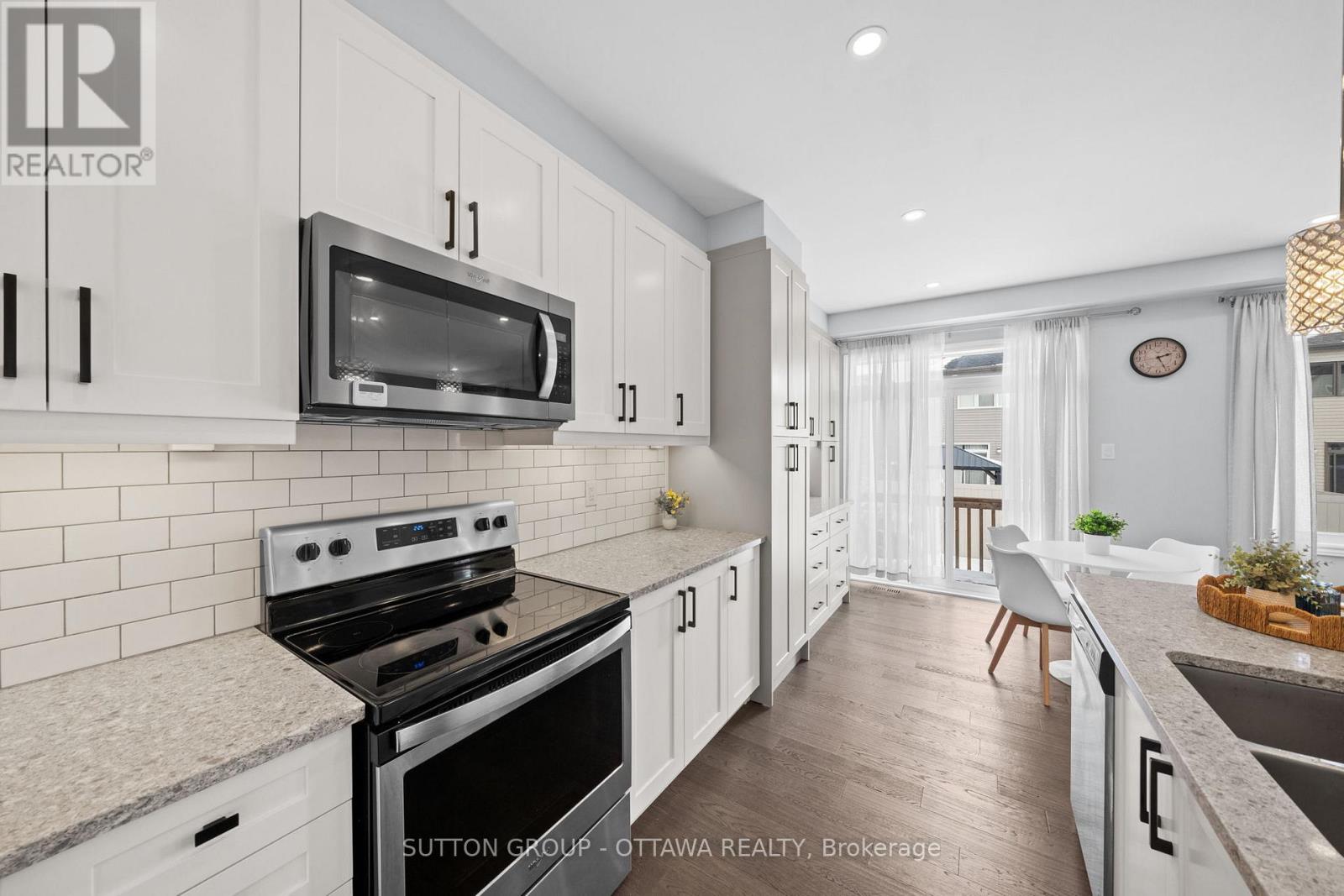 1013 MANEGE STREET - 8