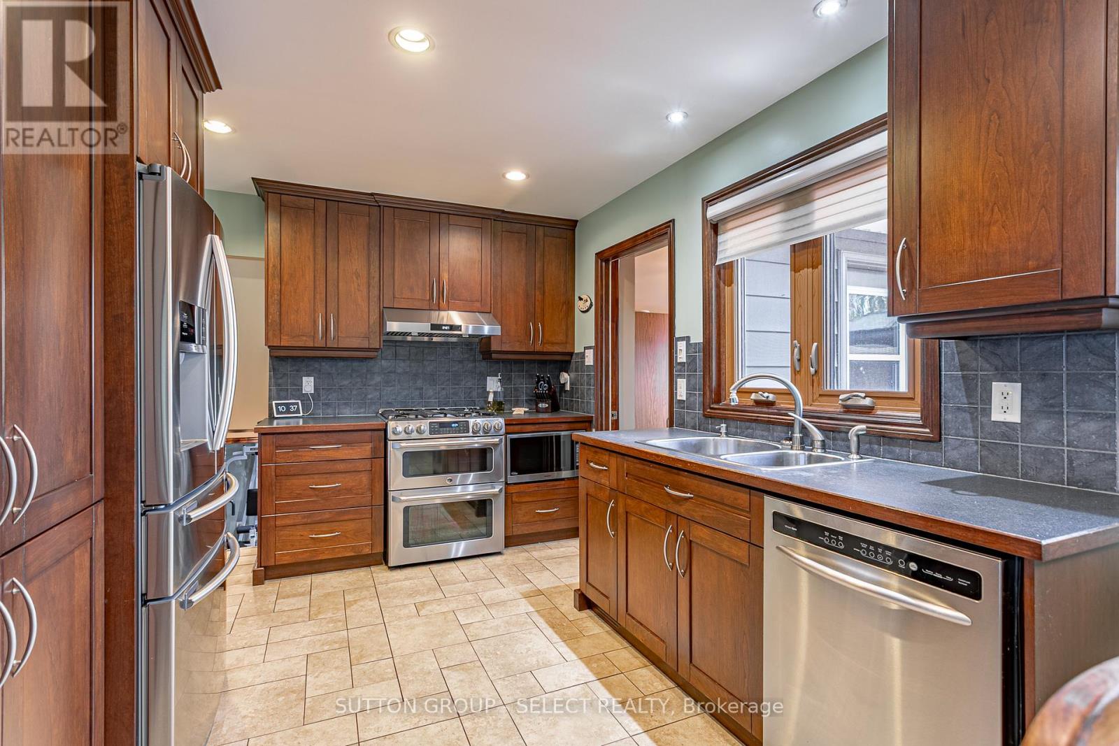 1054 CHIPPEWA DRIVE Property Photo