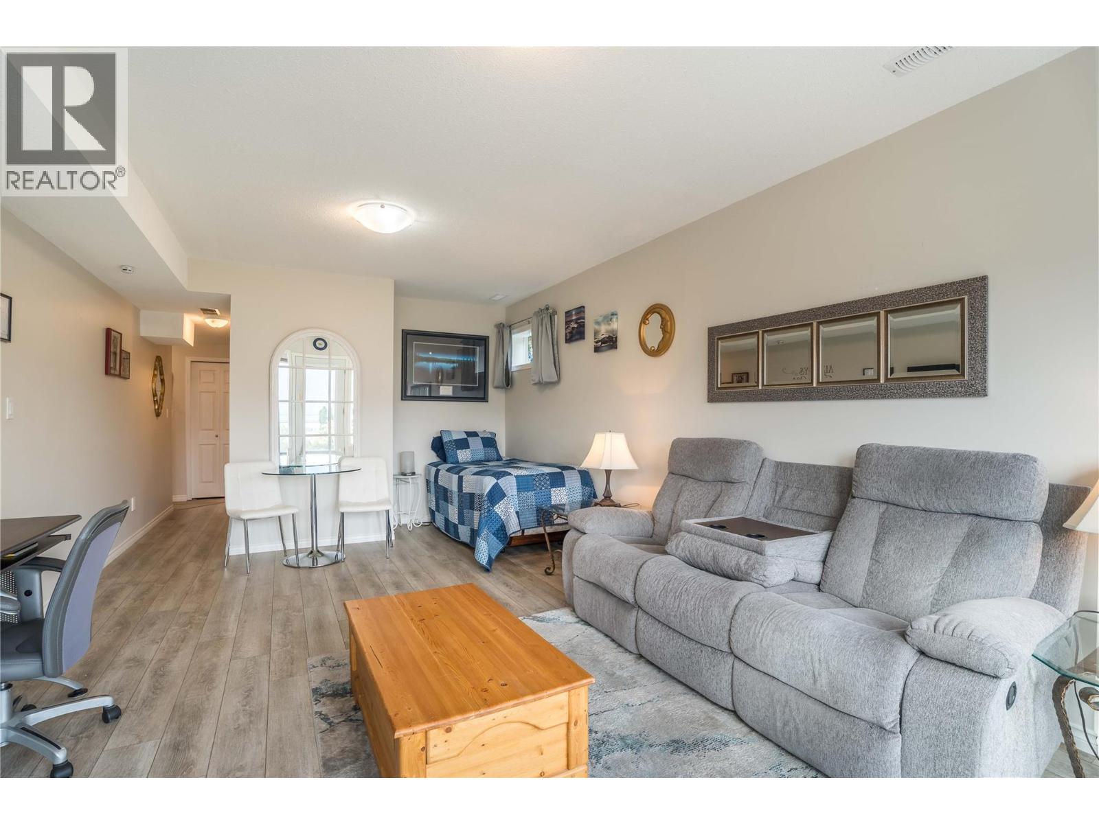 10804 GIANTS HEAD Road, Summerland