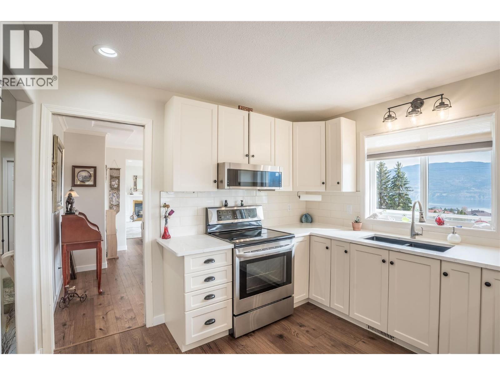 10804 GIANTS HEAD Road, Summerland
