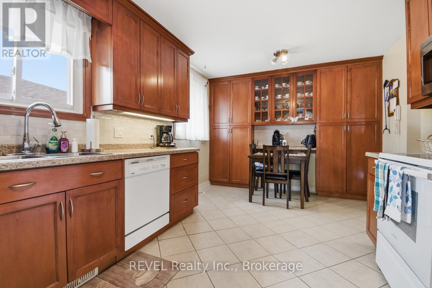 108 RICHMOND STREET — photo 2