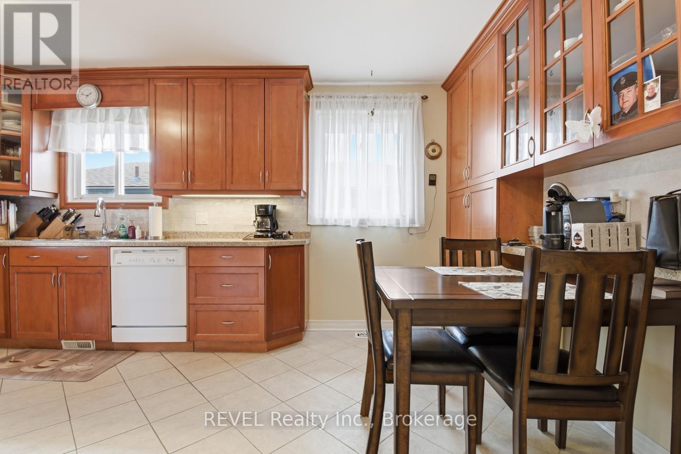 108 RICHMOND STREET — photo 4