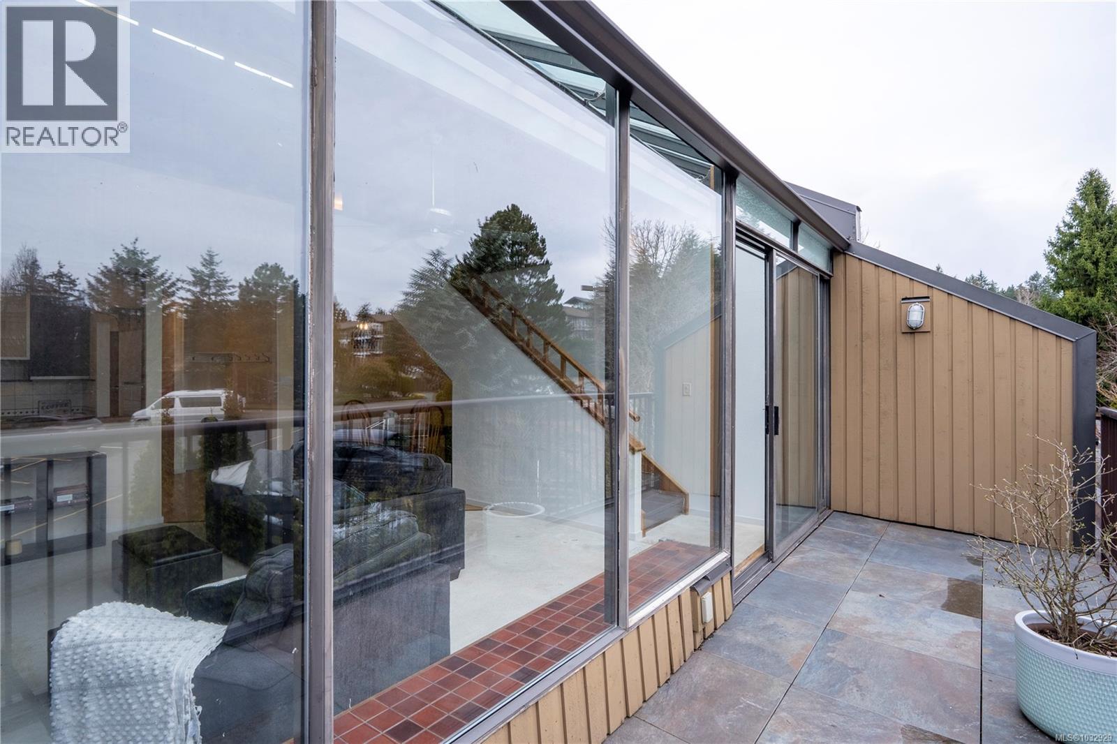 493D 4678 Elk Lake Drive, Saanich