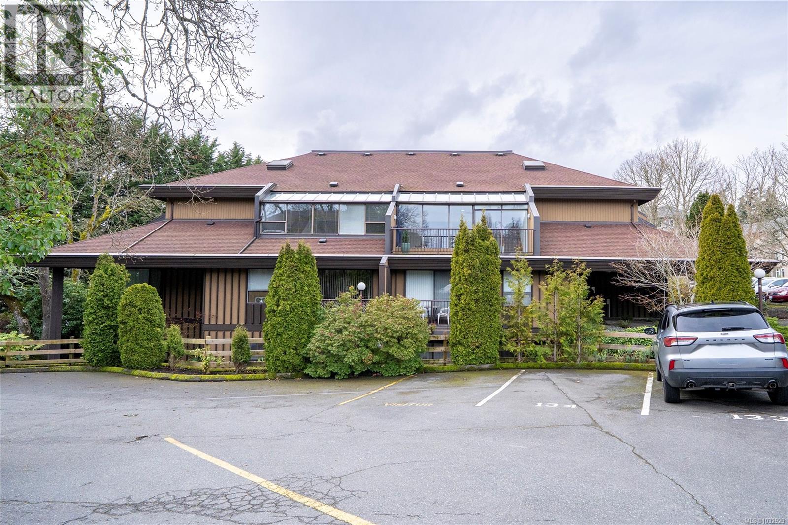 493D 4678 Elk Lake Drive, Saanich