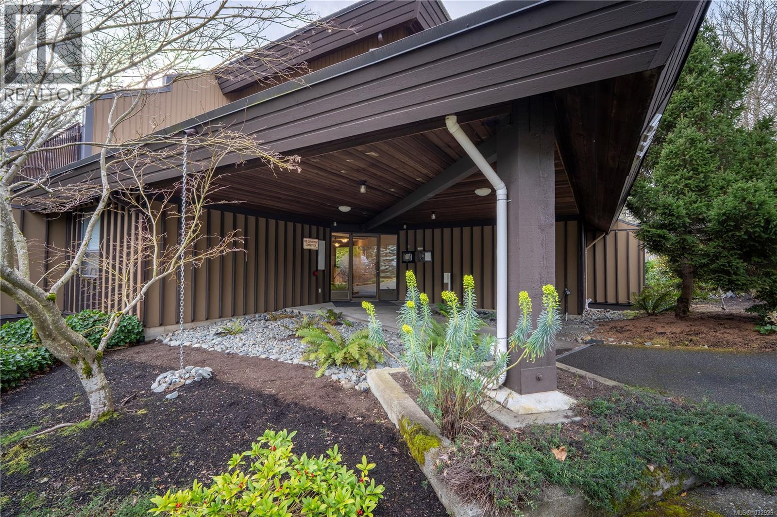 493D 4678 Elk Lake Drive, Saanich