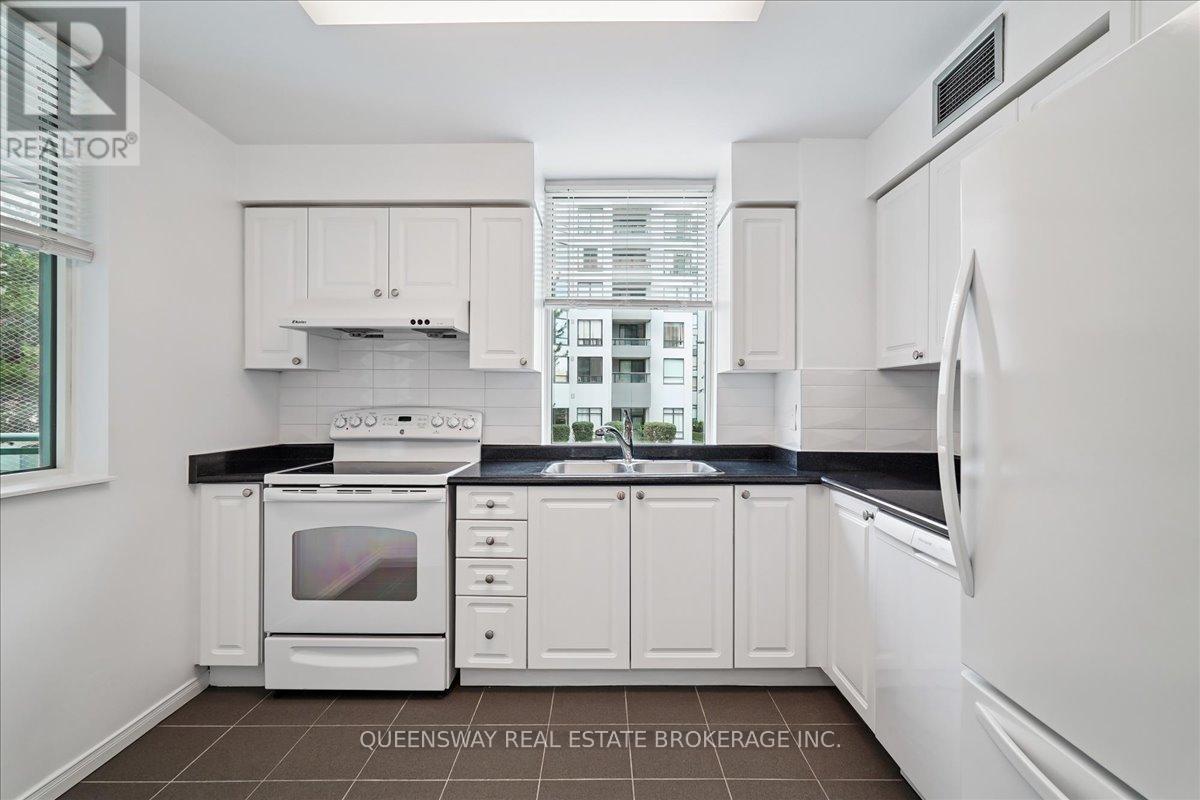 200 - 28 PEMBERTON AVENUE, Toronto (Newtonbrook East), Ontario, M2M4L1 — Photo 4