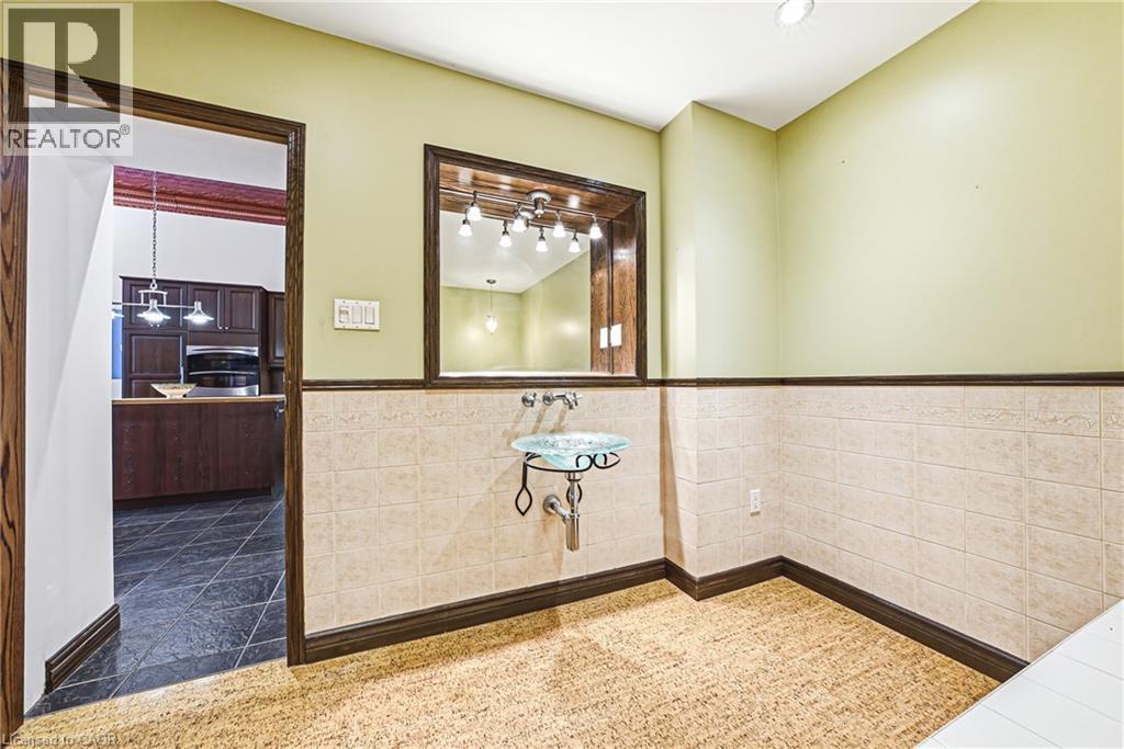 593 & 595 E KING Street E - 13
