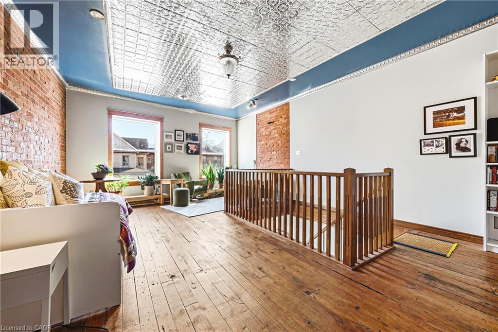593 & 595 E KING Street E - 14