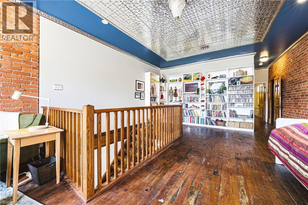 593 & 595 E KING Street E - 16