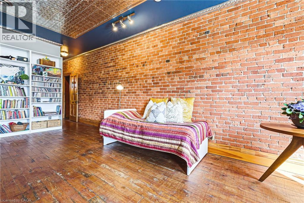 593 & 595 E KING Street E - 17